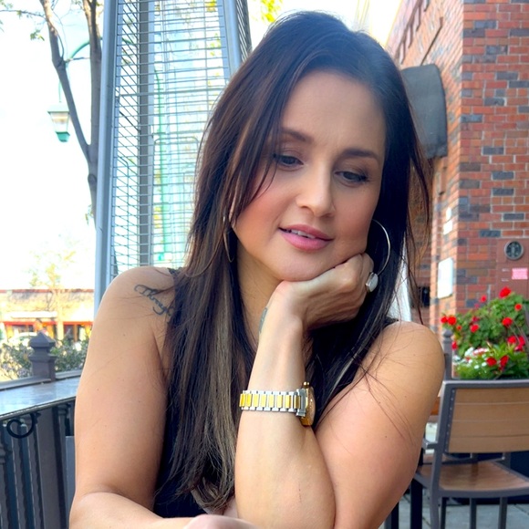 Meet your Posher, Tiffany Shenave - Picture 1 of 4